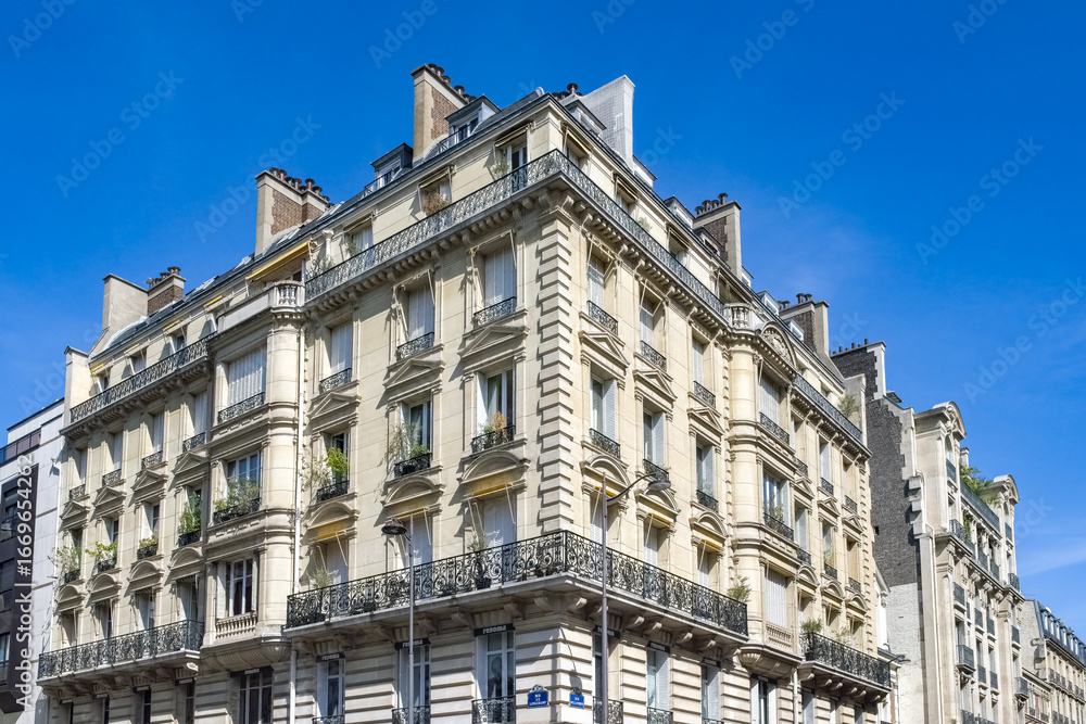 Obraz premium Paris, beautiful buildings in the 16e arrondissement