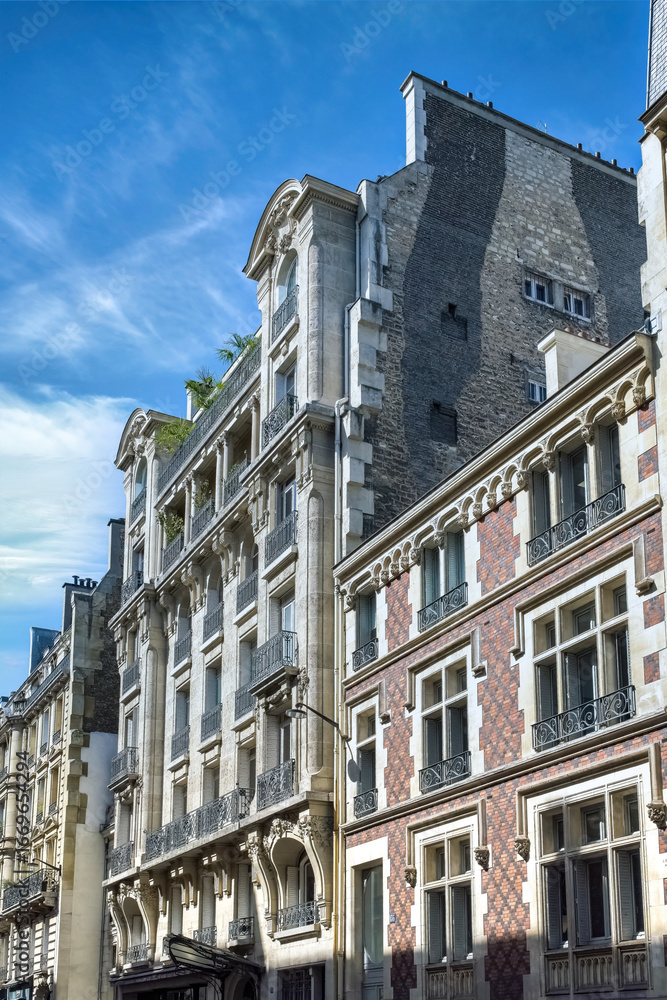 Fototapeta premium Paris, beautiful buildings in the 16e arrondissement