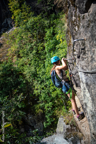 Cuadro en lienzo Via Ferrata - Jeune femme pratiquant escalade sur une Via ferrata dans les Alpes
