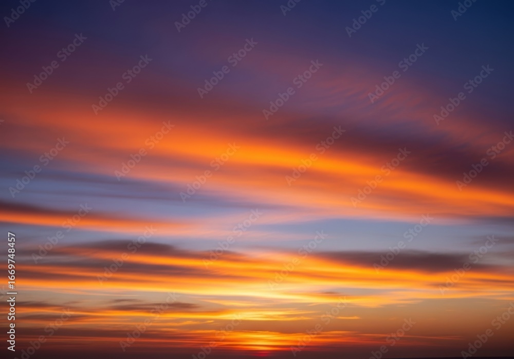Obraz premium A breathtaking sunset paints the sky with vibrant hues of orange and purple, creating a serene and picturesque landscape