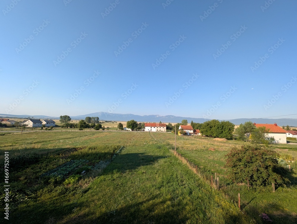 Obraz premium Scenic rural landscape with distant mountains.