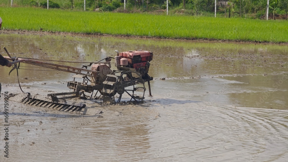 Obraz premium Farmers use a walking tractor.