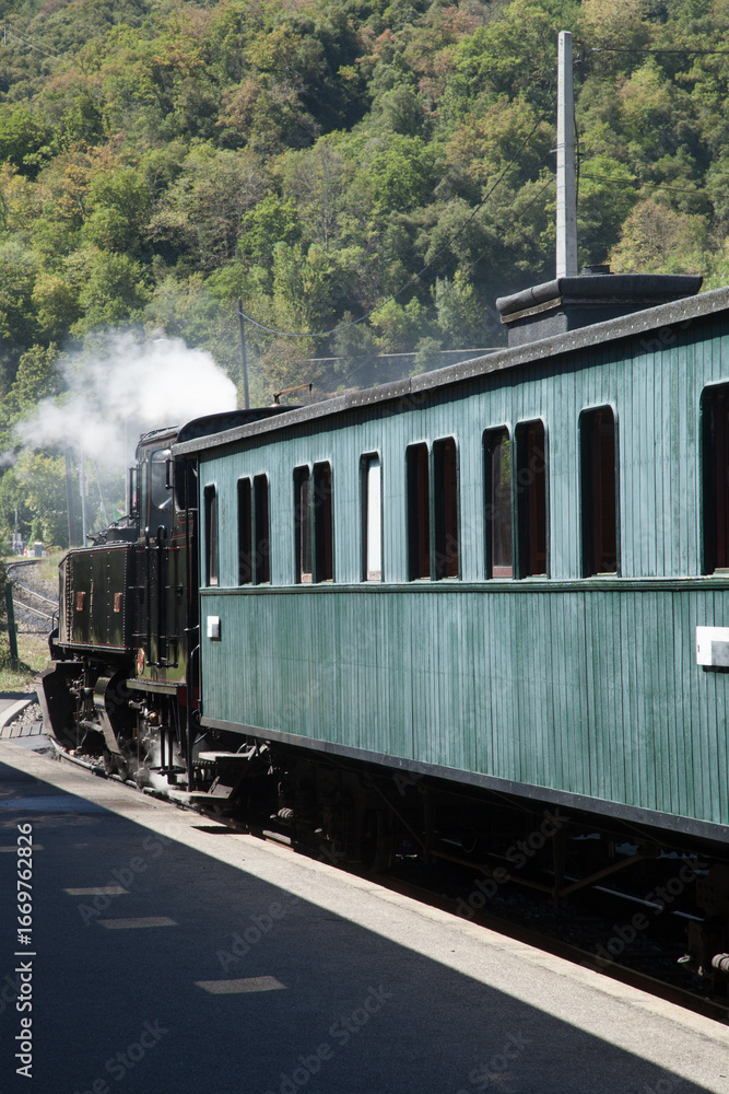 Obraz premium Vieille locomotive et voiture de voyageurs au départ de la gare
