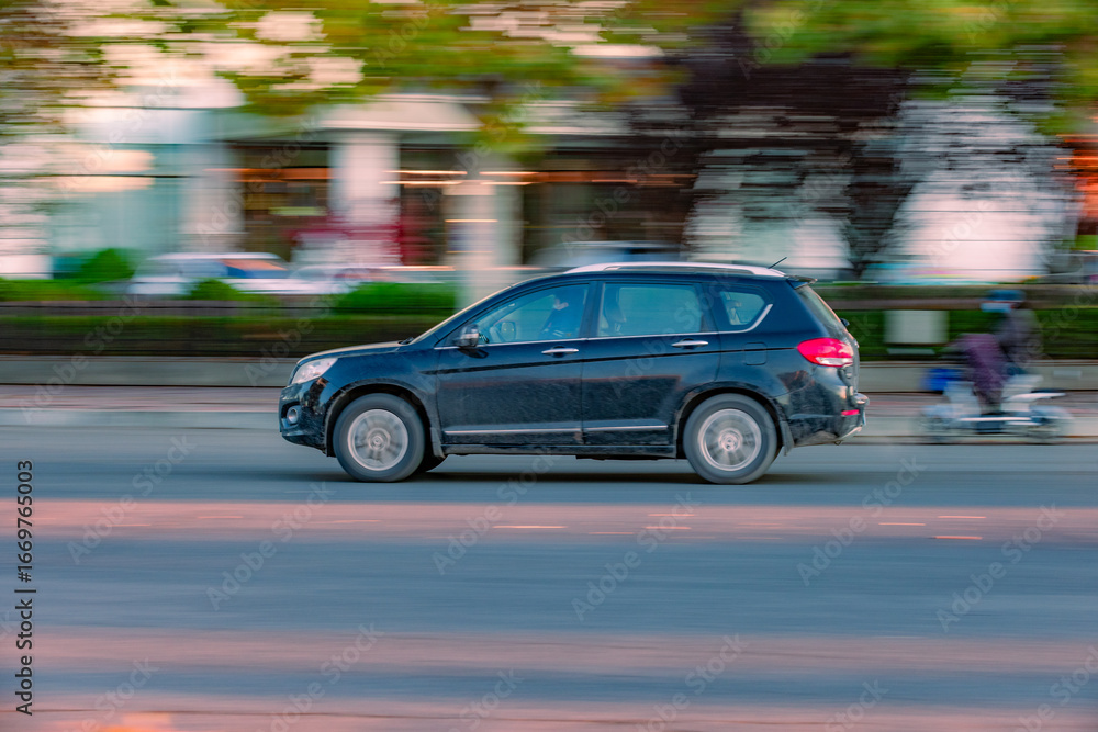 Naklejka premium Various car landscapes running on city streets, with blurred backgrounds in motion