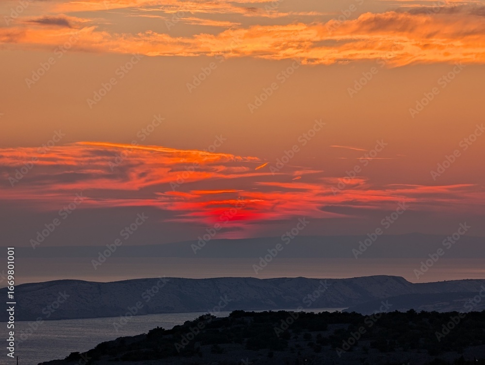Obraz premium Vibrant Sunset Over Tranquil Sea