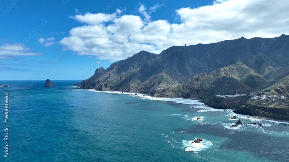 Fototapeta premium survol du massif de l'Anaga, tenerife, canaries