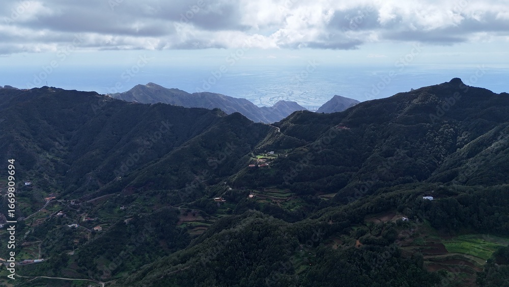 Fototapeta premium survol du massif de l'Anaga à Tenerife