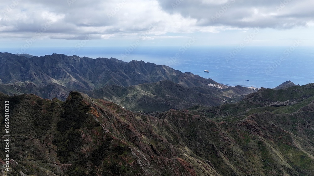 Naklejka premium survol du massif de l'Anaga à Tenerife