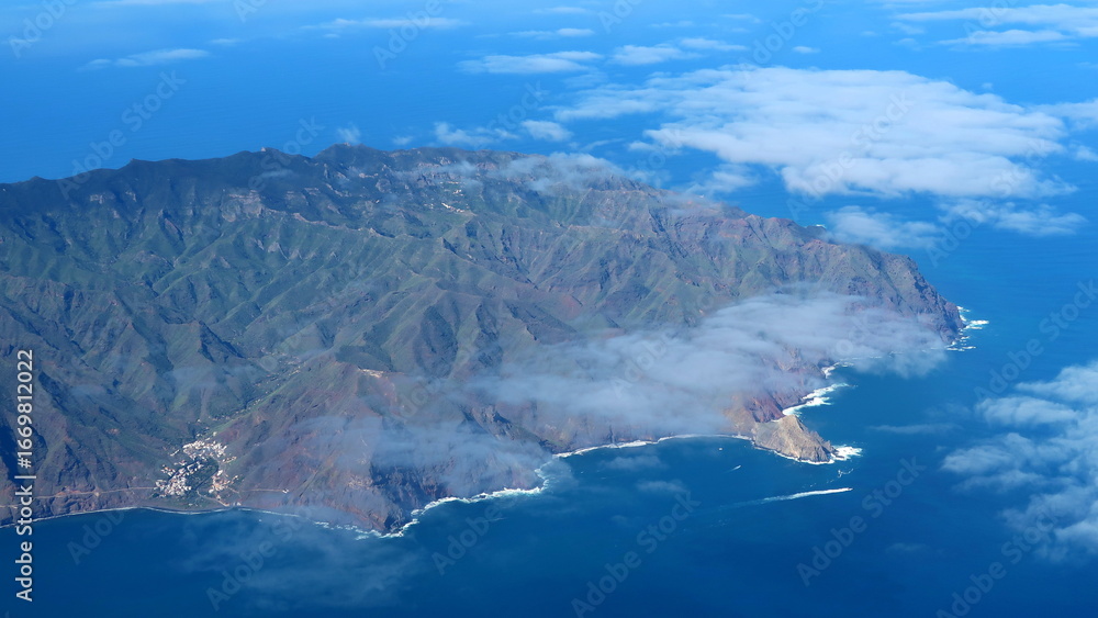 Naklejka premium survol du nord de Tenerife et du massif de l'Anaga en vue d'avion