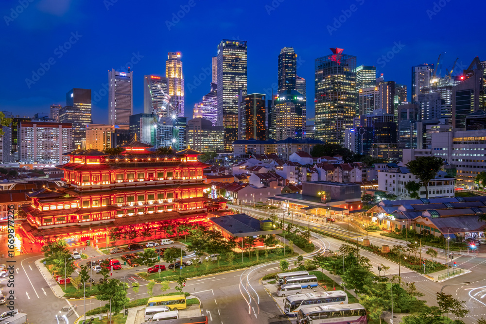 Naklejka premium Buddha Tooth Relic Temple, Aerial view of Chinatown Singapore.