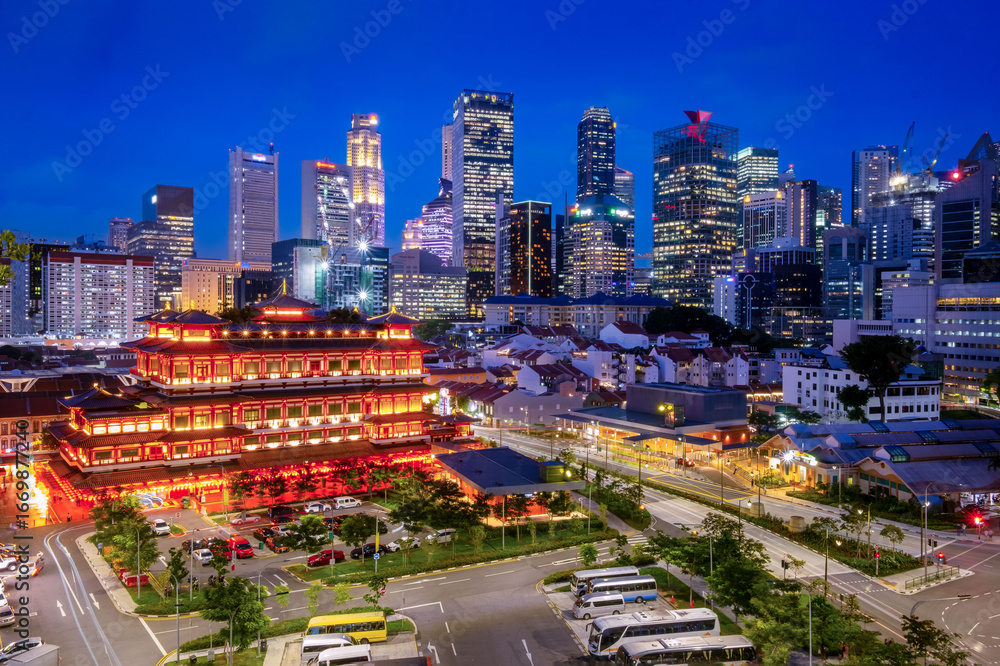 Naklejka premium Buddha Tooth Relic Temple, Aerial view of Chinatown Singapore.