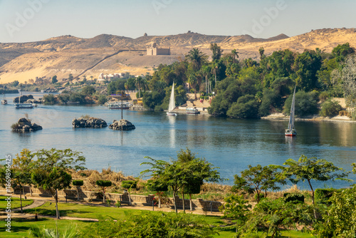 Cuadro en lienzo Aerial view of the Nile river with Feluccas (traditional egyptian sailing boats
