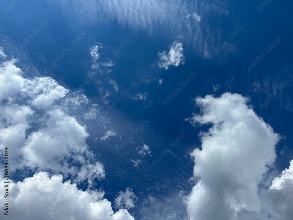 Obraz premium Beautiful blue sky with white clouds