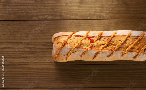  Baguette mit Tomaten Kräuter Butter auf Holzfond