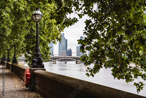 Quadro em tela Chelsea Embankment, Thames Riverside Walkway, Grosvenor Bridge, Nine Elms, Borou