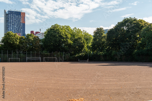 Wallpaper Mural Fußballplatz mit Hochhaus im Hintergrund Torontodigital.ca