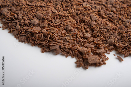 Foto chocolate crumbs on a white background