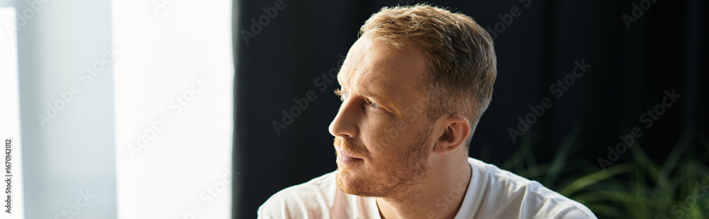 Obraz premium Focused businessman contemplating innovative ideas during productive office work hours