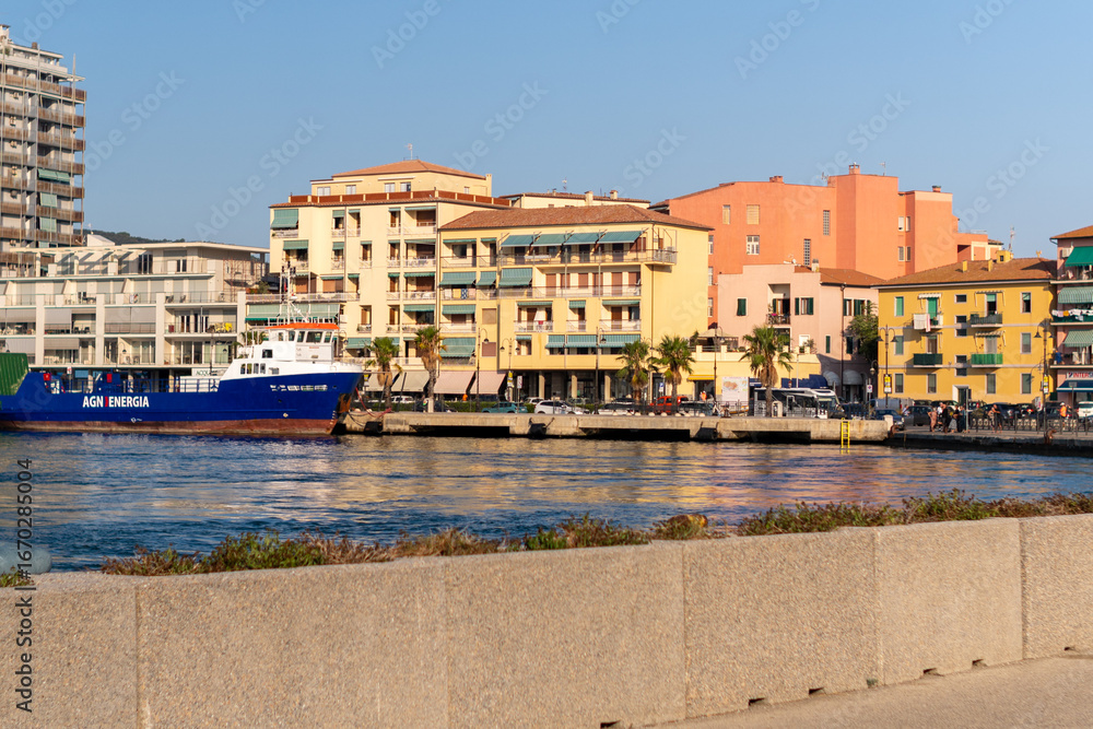 Obraz premium Colorful coastal town with docked ship