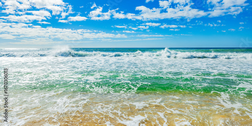 Brandung an einem Tropischen Südseestrand