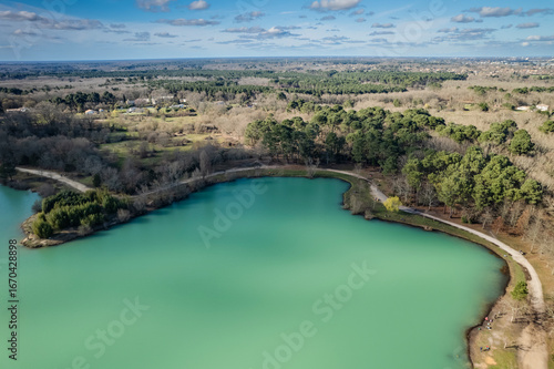 Vue aérienne sur le lac vert à Canéjan