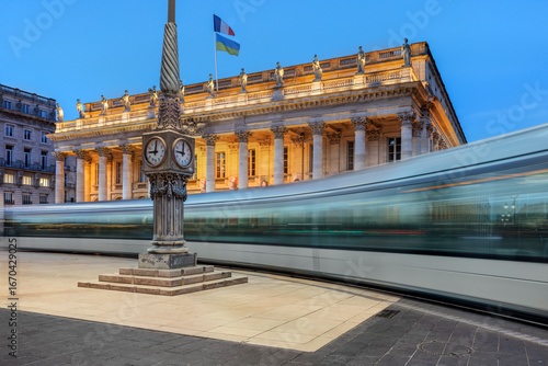 Tramway et Opéra de Bordeaux avec l'horloge ancienne