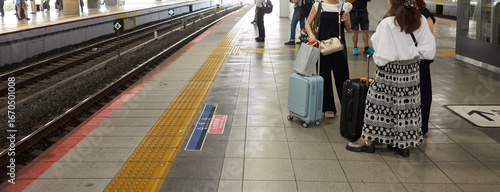 Fotografía 新大阪駅のホームで電車待ちの人々の観光客の姿