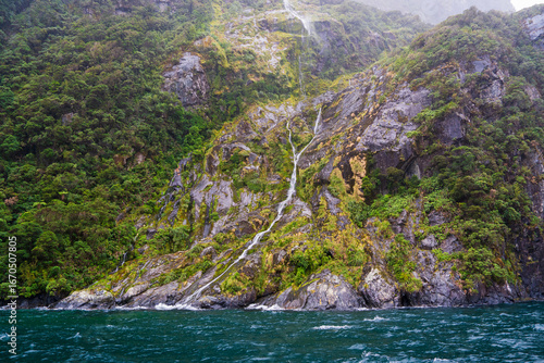 Wasserfall im Milford Sound auf der Südinsel Neuseelands