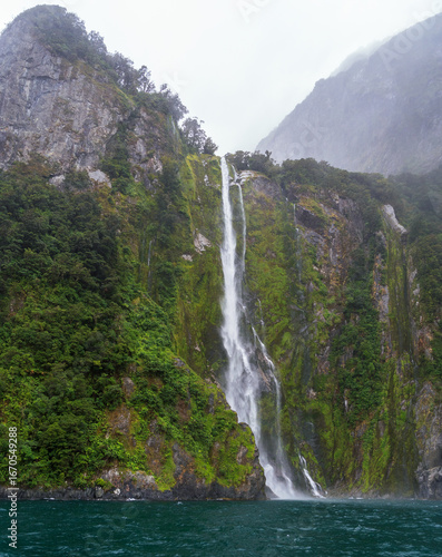 Einer der unzähligen Wasserfälle im Milford Sound auf der Südinsel Neuseelands