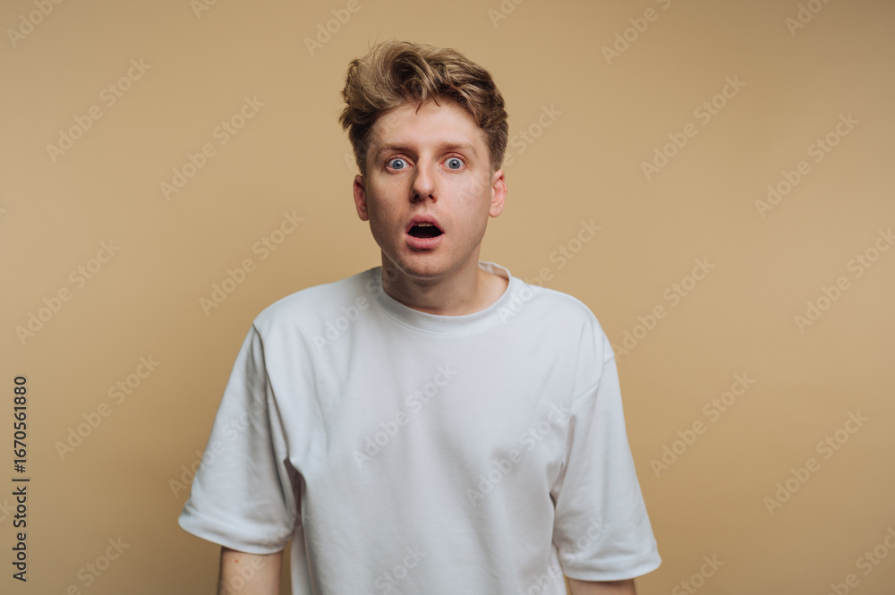Obraz premium Expression of surprise captured in an indoor setting during daylight