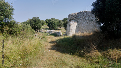 Visita al Conjunto Monumental de Portilla (Álava), Pais Vasco, España. Un espacio natural que nos permite entender el nacimiento y evolución de este monumento.