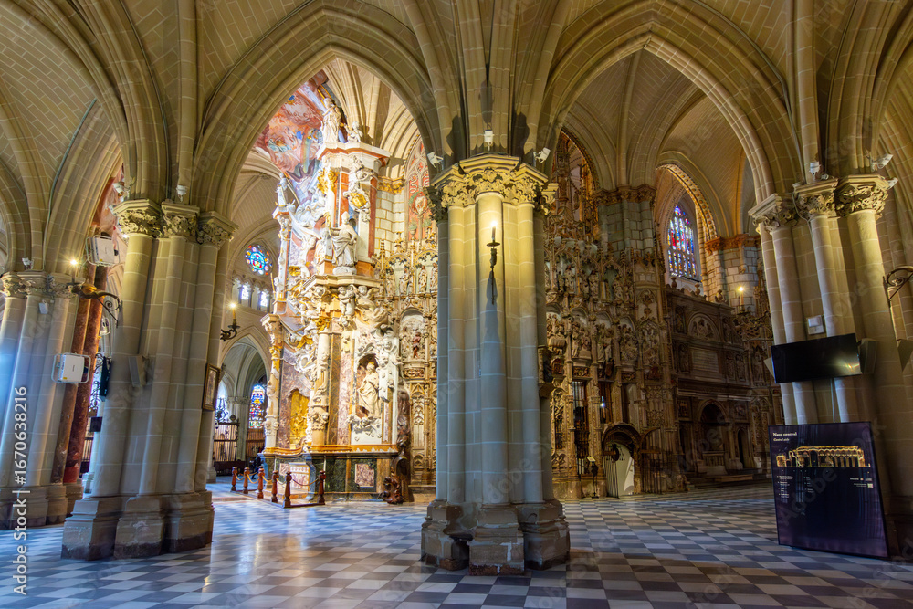 Fototapeta premium Interiors of Toledo cathedral, Spain