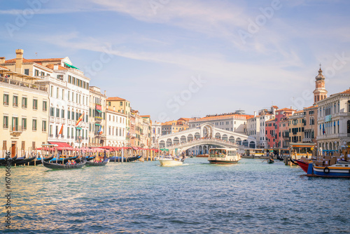 Fotografie Le Pont du Rialto et le  grand canal à Venise en Italie avec les bateaux de tran