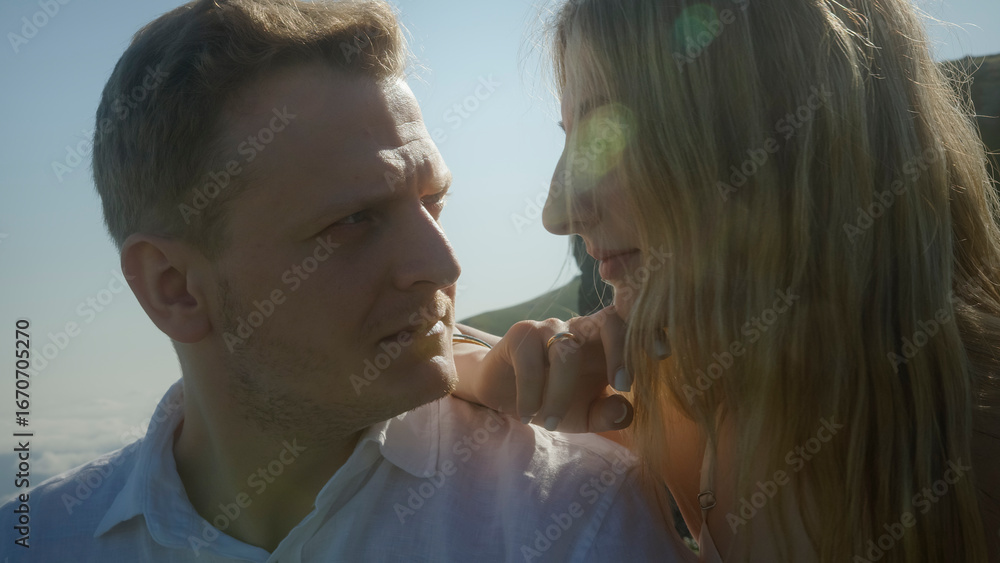 Φωτογραφία Man and woman share an emotional embrace in natural sunlight, possibly during a heartfelt wedding moment or romantic occasion