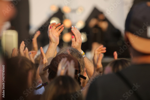 Zuschauer auf einem Festival live Konzert bei Sonnenuntergang