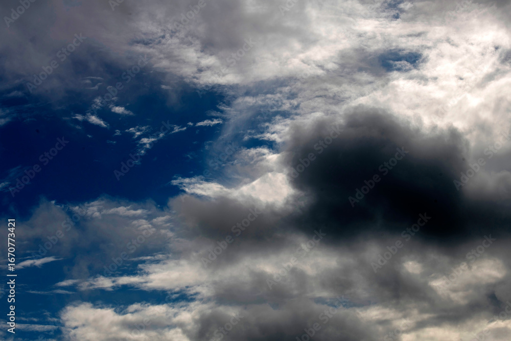 Obraz premium Dramatic clouds against a bright blue sky