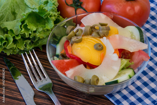 Bol con ensalada de verduras y frutas