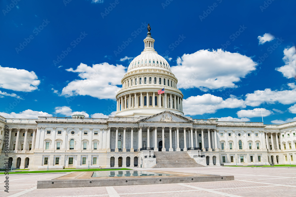 Obraz premium United States Capitol under a bright blue sky. A powerful symbol of American democracy and government.