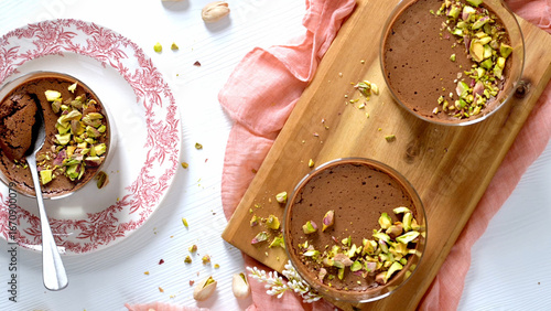 Fotografia An overhead view of three chocolate mousse desserts