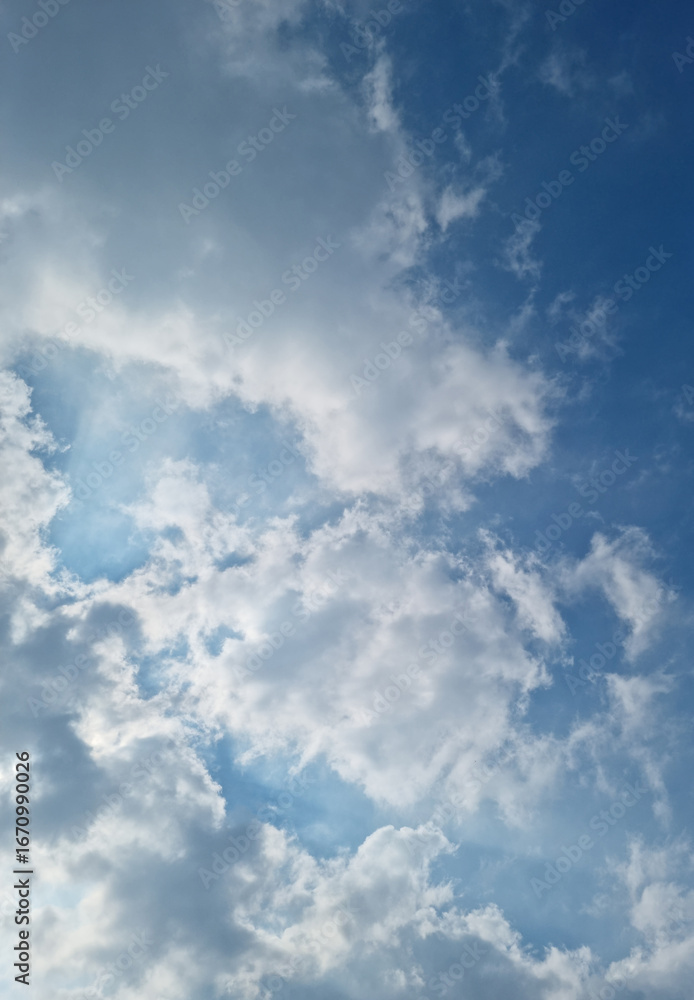 Naklejka premium The sky is covered with fluffy clouds.