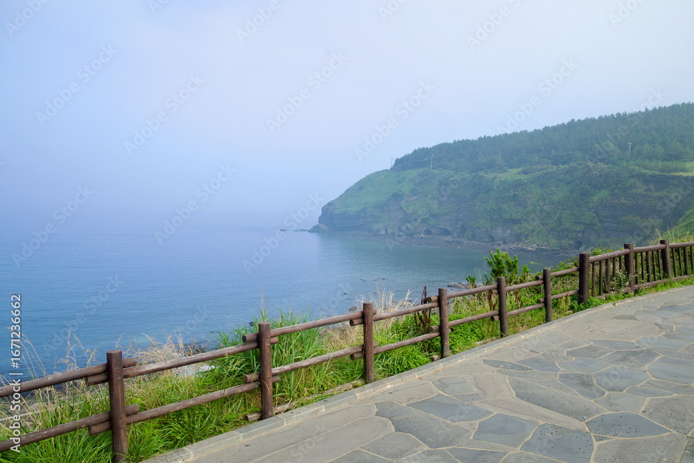 Obraz premium Cliffs and Quiet Bay at Songaksan