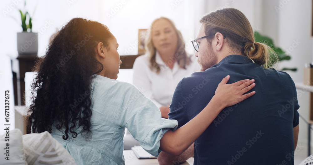 Obraz premium Couple, therapist and counseling with support, talk and consultation for mental health at wellness clinic. People, psychologist and comfort for discussion with back, advice or help for relationship