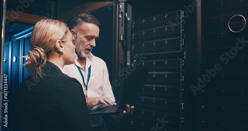 Quadro su tela Collaboration, laptop and storage with people in server room together for network administration