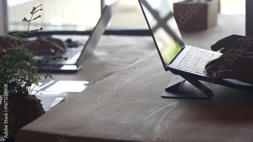 ノートパソコンを使う女性