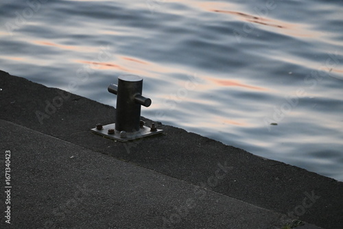 Schilderij op canvas Mooring post on the Oder River in Wrocław with water in the background