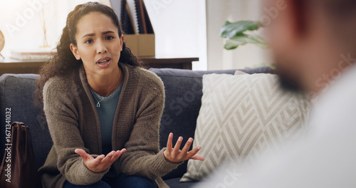 Cuadro en lienzo Counseling, therapist and woman with stress on sofa for mental health, explain trauma and support