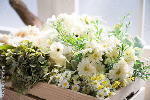 Foto Bouquet of white artificial flowers