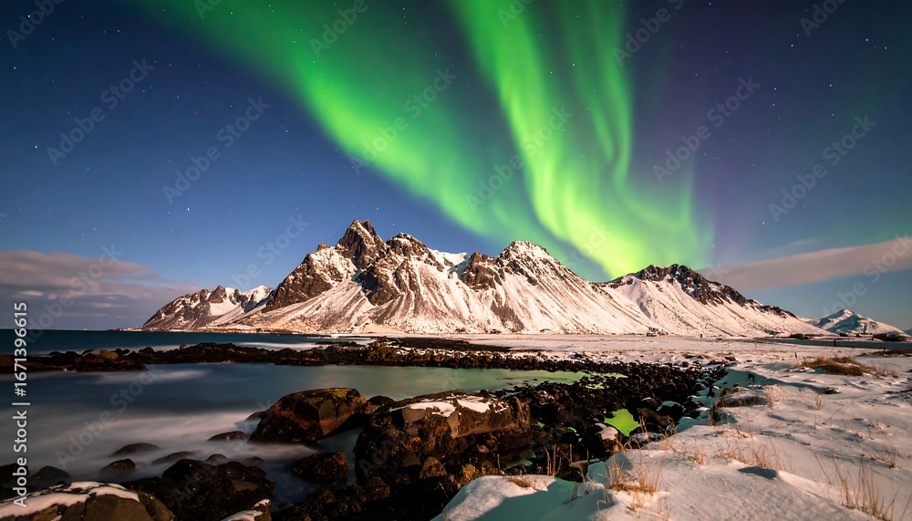 Naklejka premium Northern Lights over Icelandic mountains