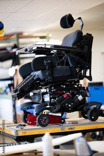 Elektrorollstuhl bei der Reparatur. Reifenwechsel eines Elektrofahrzeug. E-Roller E. Rollstuhl.