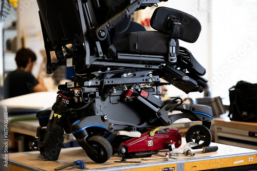 Reparatur eines Rollstuhl. Elektrorollstuhl Reifenwechsel. Reparatur. Defekt E. R. Roli